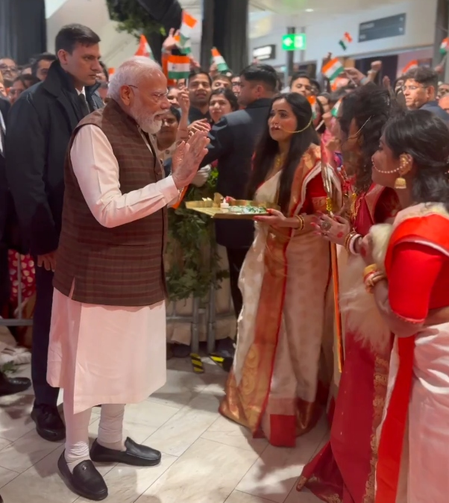 ‘भालो आछे’ कहकर पीएम मोदी ने जीता दिल, स्वीडन में भारतीय समुदाय ने किया जबरदस्त स्वागत