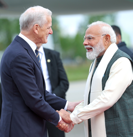नॉर्वे पहुंचे प्रधानमंत्री मोदी, हवाई अड्डे पर पीएम स्टोरे ने किया स्वागत नॉर्वे पहुंचे प्रधानमंत्री मोदी, हवाई अड्डे पर पीएम स्टोरे ने किया स्वागत