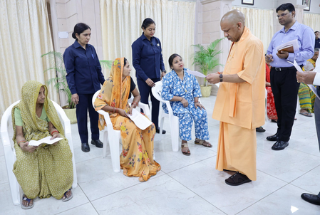 ‘जनता दर्शन’ में सीएम योगी ने सुनीं लोगों की समस्या, बिहार से पहुंची महिला का भी किया अभिवादन ‘जनता दर्शन’ में सीएम योगी ने सुनीं लोगों की समस्या, बिहार से पहुंची महिला का भी किया अभिवादन