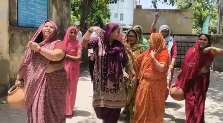 भरतपुर  पानी संकट पर फूटा महिलाओं का गुस्सा, जलदाय विभाग कार्यालय के बाहर फोड़े मटके