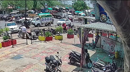 मुंबई आम खरीदने के चक्कर में गंवा दिए 20 लाख, सीसीटीवी में कैद चोरी की वारदात मुंबई आम खरीदने के चक्कर में गंवा दिए 20 लाख, सीसीटीवी में कैद चोरी की वारदात