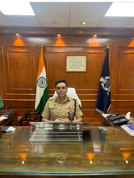 ‘12वीं फेल’ फेम आईपीएस मनोज कुमार शर्मा को मुंबई में संभाला जॉइंट सीपी (लॉ एंड ऑर्डर) का कार्यभार ‘12वीं फेल’ फेम आईपीएस मनोज कुमार शर्मा को मुंबई में संभाला जॉइंट सीपी (लॉ एंड ऑर्डर) का कार्यभार