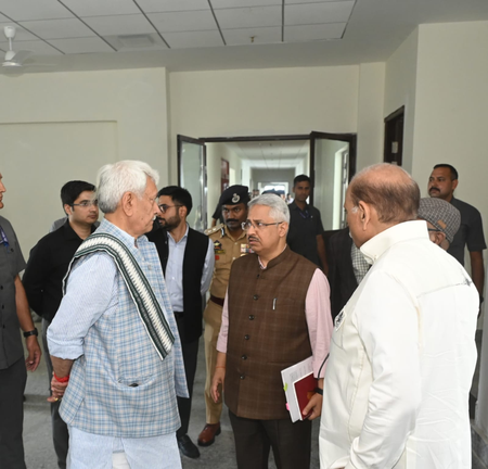 जम्मू-कश्मीर के एलजी मनोज सिन्हा ने श्रीनगर में अमरनाथ यात्रा से जुड़ी तैयारियों का किया निरीक्षण जम्मू-कश्मीर के एलजी मनोज सिन्हा ने श्रीनगर में अमरनाथ यात्रा से जुड़ी तैयारियों का किया निरीक्षण