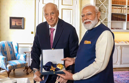 पीएम मोदी को नॉर्वे के सर्वोच्च सम्मान ग्रैंड क्रॉस ऑफ द रॉयल नॉर्वेजियन ऑर्डर ऑफ मेरिट से नवाजा गया