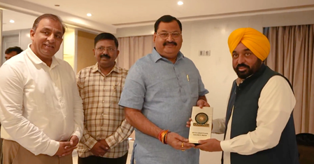 एशियन हॉकी चैंपियनशिप ट्रॉफी पंजाब पहली बार करेगा मेजबानी, सीएम भगवंत मान ने की तैयारियों की समीक्षा बैठक एशियन हॉकी चैंपियनशिप ट्रॉफी पंजाब पहली बार करेगा मेजबानी, सीएम भगवंत मान ने की तैयारियों की समीक्षा बैठक