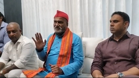 कर्नाटक हिजाब विवाद श्री राम सेना एक जून से स्कूलों और कॉलेजों में बांटेगी भगवा गमछा कर्नाटक हिजाब विवाद श्री राम सेना एक जून से स्कूलों और कॉलेजों में बांटेगी भगवा गमछा