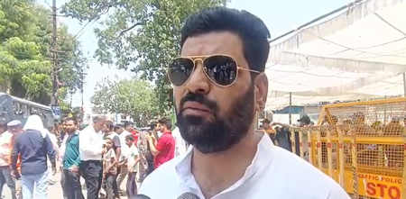 भोजशाला परिसर स्थित वाग्देवी मंदिर में सनातनियों ने उत्साह के साथ की पूजा, जताया शासन-प्रशासन का आभार भोजशाला परिसर स्थित वाग्देवी मंदिर में सनातनियों ने उत्साह के साथ की पूजा, जताया शासन-प्रशासन का आभार