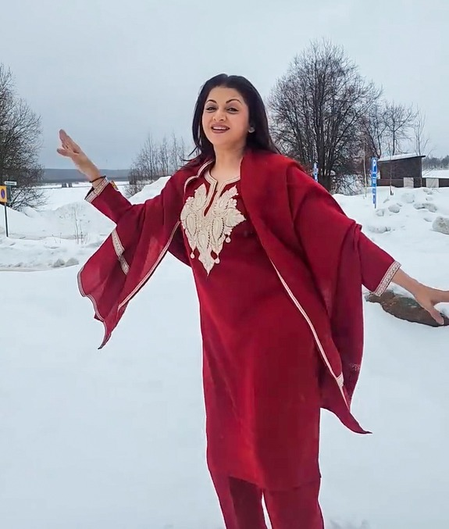 Bhagyashree 'beats the heat' with a romantic performance in Kashmir Bhagyashree 'beats the heat' with a romantic performance in Kashmir