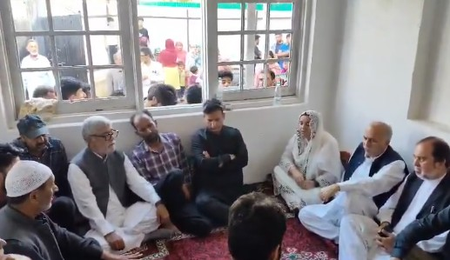 बडगाम मृतक बच्ची के परिवार से मिलीं मंत्री सकीना इटू, दिया न्याय दिलाने का आश्वासन