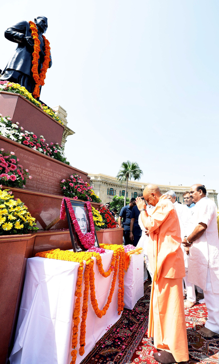यूपी : सीएम योगी ने पूर्व पीएम चौधरी चरण सिंह को दी श्रद्धांजलि, बताया-किसानों का मसीहा यूपी : सीएम योगी ने पूर्व पीएम चौधरी चरण सिंह को दी श्रद्धांजलि, बताया-किसानों का मसीहा