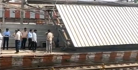 लखनऊ : चारबाग रेलवे स्टेशन पर शेड गिरने से तीन यात्री घायल, सख्त कार्रवाई के निर्देश लखनऊ : चारबाग रेलवे स्टेशन पर शेड गिरने से तीन यात्री घायल, सख्त कार्रवाई के निर्देश