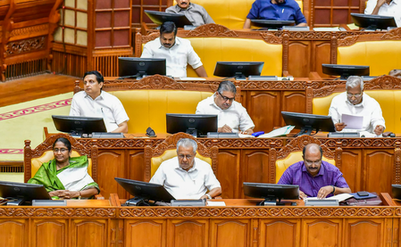 केरल महंगाई पर विधानसभा में सरकार और विपक्ष आमने-सामने, विजयन के नेतृत्व में विपक्ष का वॉकआउट केरल महंगाई पर विधानसभा में सरकार और विपक्ष आमने-सामने, विजयन के नेतृत्व में विपक्ष का वॉकआउट