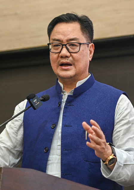 कांग्रेस में नेतृत्व का अभाव, राहुल गांधी को कुछ लोगों ने मजबूरी में आगे बढ़ाया किरेन रिजिजू कांग्रेस में नेतृत्व का अभाव, राहुल गांधी को कुछ लोगों ने मजबूरी में आगे बढ़ाया किरेन रिजिजू