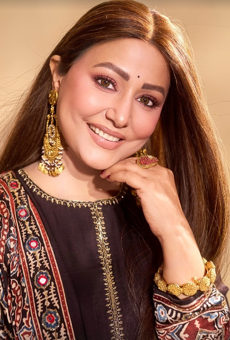 Hina Khan enjoys 'Aamchi' Mumbai's famous vada pav, says ‘nothing like it’ Hina Khan enjoys 'Aamchi' Mumbai's famous vada pav, says ‘nothing like it’