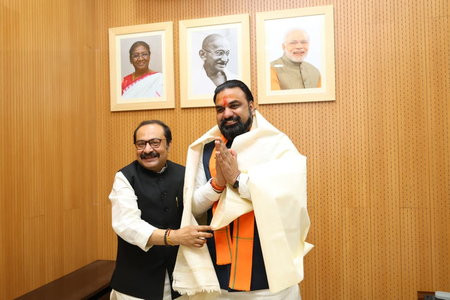 महान विभूतियों की जन्मस्थलियां बनेंगी आदर्श ग्राम, सांसद विवेक ठाकुर ने सीएम का जताया आभार महान विभूतियों की जन्मस्थलियां बनेंगी आदर्श ग्राम, सांसद विवेक ठाकुर ने सीएम का जताया आभार