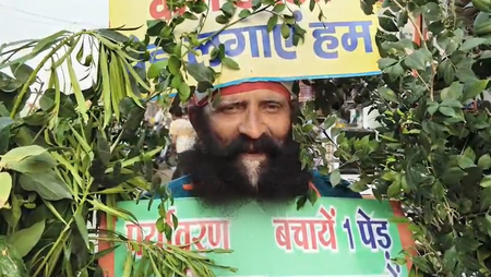 प्रयागराज  शरीर पर स्लोगन लिखकर और पेड़-पौधे लिए अनोखे अंदाज में लोगों को जागरूक कर रहा शख्स