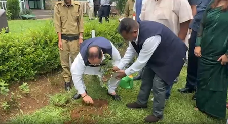 केंद्रीय मंत्री जेपी नड्डा और शिवराज सिंह चौहान ने एक पेड़ मां के नाम अभियान में हिस्सा लिया