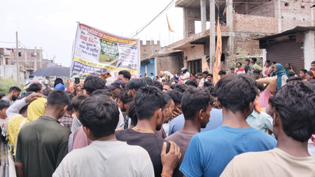 हजारीबाग  अंचल कार्यालय में भ्रष्टाचार के विरोध में मोबाइल टावर पर चढ़ा युवक, ग्रामीणों ने की सड़क जाम