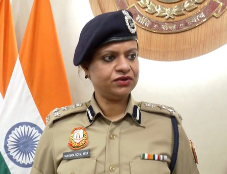 पार्किंग व्यवस्था होने के बाद भी पैसे बचाने और आदत के चलते सड़कों पर गाड़ी खड़ी कर रहे लोग एडिशनल सीपी