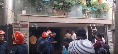 दिल्ली की न्यू फ्रेंड्स कॉलोनी में लगी आग, 8 लोगों को सुरक्षित निकाला गया दिल्ली की न्यू फ्रेंड्स कॉलोनी में लगी आग, 8 लोगों को सुरक्षित निकाला गया