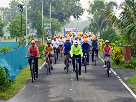 साइक्लोथॉन में 100 से अधिक एनडीआरएफ कर्मियों और उनके परिवार के सदस्यों ने भाग लिया साइक्लोथॉन में 100 से अधिक एनडीआरएफ कर्मियों और उनके परिवार के सदस्यों ने भाग लिया