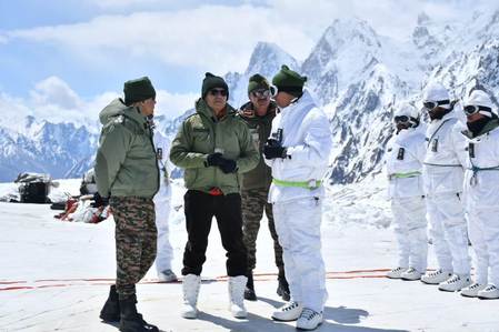 रक्षा सचिव का लद्दाख दौरा अग्रिम मोर्चों पर पहुंचे, जवानों का बढ़ाया हौसला रक्षा सचिव का लद्दाख दौरा अग्रिम मोर्चों पर पहुंचे, जवानों का बढ़ाया हौसला