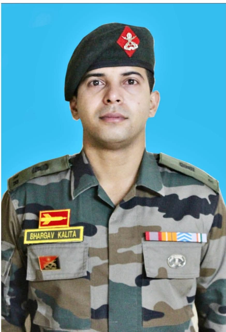 आतंकवाद विरोधी अभियानों में असाधारण वीरता के लिए मेजर भार्गव कलिता को शौर्य चक्र से सम्मानित किया गया आतंकवाद विरोधी अभियानों में असाधारण वीरता के लिए मेजर भार्गव कलिता को शौर्य चक्र से सम्मानित किया गया