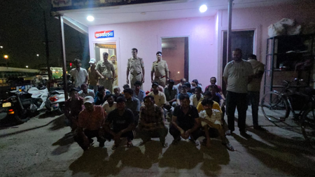 नोएडा सार्वजनिक स्थानों पर शराब पीने वालों के खिलाफ पुलिस का विशेष अभियान, 193 लोगों पर कार्रवाई नोएडा सार्वजनिक स्थानों पर शराब पीने वालों के खिलाफ पुलिस का विशेष अभियान, 193 लोगों पर कार्रवाई