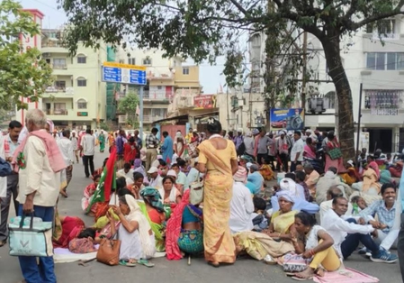 रांची में सीएम आवास घेरने निकले झारखंड आंदोलनकारियों को पुलिस ने रोका, विरोध में भूख हड़ताल पर बैठे लोग रांची में सीएम आवास घेरने निकले झारखंड आंदोलनकारियों को पुलिस ने रोका, विरोध में भूख हड़ताल पर बैठे लोग