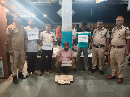 असम बदरपुर रेलवे स्टेशन पर 55 लाख रुपए से अधिक की हेरोइन बरामद, एक तस्कर गिरफ्तार असम बदरपुर रेलवे स्टेशन पर 55 लाख रुपए से अधिक की हेरोइन बरामद, एक तस्कर गिरफ्तार