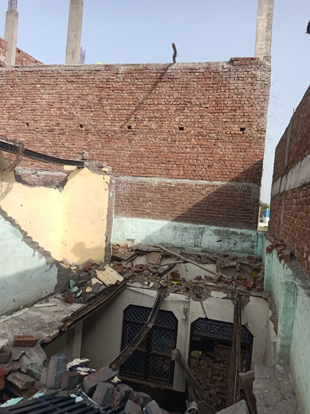 ग्रेटर नोएडा में तेज आंधी-तूफान का कहर, निर्माणाधीन मकान की दीवार गिरने से मची अफरा-तफरी ग्रेटर नोएडा में तेज आंधी-तूफान का कहर, निर्माणाधीन मकान की दीवार गिरने से मची अफरा-तफरी
