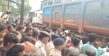 जमुई में सड़क हादसे में छात्रा की मौत पर बवाल, ग्रामीणों ने पुलिस पर किया पथराव, वाहन क्षतिग्रस्त जमुई में सड़क हादसे में छात्रा की मौत पर बवाल, ग्रामीणों ने पुलिस पर किया पथराव, वाहन क्षतिग्रस्त