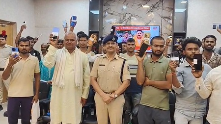 बिहार के शेखपुरा जिले में ऑपरेशन मुस्कान, पुलिस ने 25 गुम मोबाइल खोजकर असली मालिकों को लौटाए बिहार के शेखपुरा जिले में ऑपरेशन मुस्कान, पुलिस ने 25 गुम मोबाइल खोजकर असली मालिकों को लौटाए