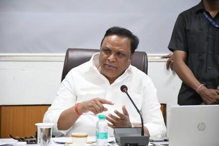 मुंबई में मानसून से निपटने की तैयारी तेज, मंत्री आशीष शेलार ने रेलवे और प्रशासन को मिलकर काम करने के दिए निर्देश मुंबई में मानसून से निपटने की तैयारी तेज, मंत्री आशीष शेलार ने रेलवे और प्रशासन को मिलकर काम करने के दिए निर्देश