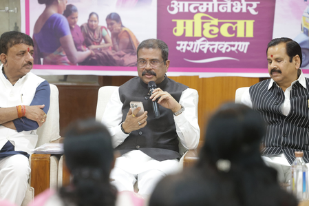 भोपाल नारी शक्ति से रूबरू हुए केंद्रीय शिक्षा मंत्री धर्मेंद्र प्रधान, आत्मनिर्भरता की प्रेरक कहानियों से हुए प्रभावित भोपाल नारी शक्ति से रूबरू हुए केंद्रीय शिक्षा मंत्री धर्मेंद्र प्रधान, आत्मनिर्भरता की प्रेरक कहानियों से हुए प्रभावित