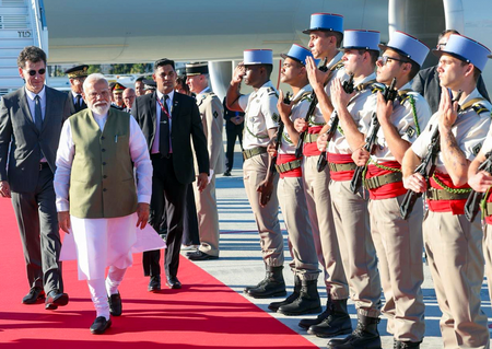 पीएम मोदी पहुंचे फ्रांस, राष्ट्रपति मैक्रों से होगी मुलाकात; भारत इनोवेट्स 2026 का करेंगे उद्घाटन पीएम मोदी पहुंचे फ्रांस, राष्ट्रपति मैक्रों से होगी मुलाकात; भारत इनोवेट्स 2026 का करेंगे उद्घाटन