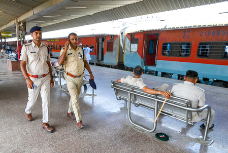 भोपाल रेलवे की सतर्कता से घर से भागी किशोरी सुरक्षित परिजनों तक पहुंची भोपाल रेलवे की सतर्कता से घर से भागी किशोरी सुरक्षित परिजनों तक पहुंची