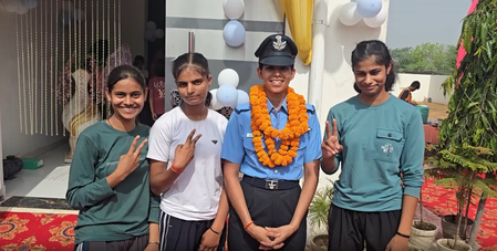 फाइटर पायलट बनीं मीनाक्षी तक्षक, गांव में भव्य सम्मान, पूरे परिवार ने बढ़ाया देश का मान फाइटर पायलट बनीं मीनाक्षी तक्षक, गांव में भव्य सम्मान, पूरे परिवार ने बढ़ाया देश का मान