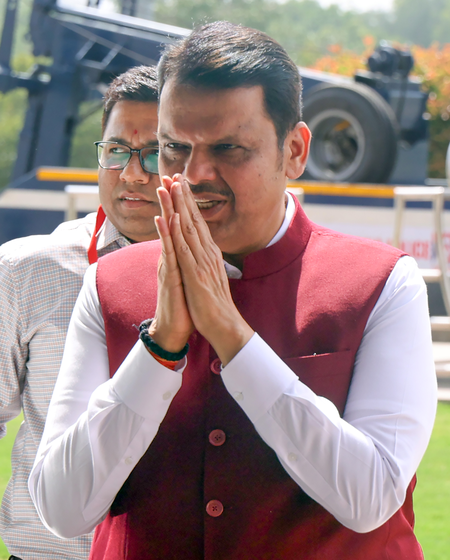 सोलापुर में भीषण सड़क हादसा, कुएं में पिकअप वैन गिरने से आठ की मौत, सीएम फडणवीस ने जताया दुख सोलापुर में भीषण सड़क हादसा, कुएं में पिकअप वैन गिरने से आठ की मौत, सीएम फडणवीस ने जताया दुख