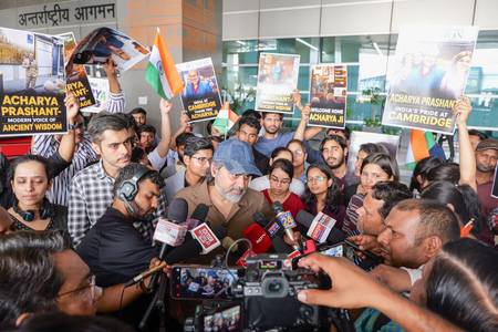 यूके संसद, ऑक्सफोर्ड और कैम्ब्रिज संबोधन के बाद स्वदेश लौटे आचार्य प्रशांत, दिल्ली में भव्य स्वागत यूके संसद, ऑक्सफोर्ड और कैम्ब्रिज संबोधन के बाद स्वदेश लौटे आचार्य प्रशांत, दिल्ली में भव्य स्वागत