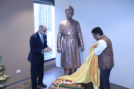 Ambassador Vinay Kwatra unveils Swami Vivekananda statue at Indian Consulate in Chicago Ambassador Vinay Kwatra unveils Swami Vivekananda statue at Indian Consulate in Chicago