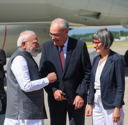 पीएम मोदी का जिनेवा में स्विटजरलैंड के राष्ट्रपति पारमेलिन ने किया स्वागत, जी-7 में शामिल होने फ्रांस जाएंगे पीएम मोदी का जिनेवा में स्विटजरलैंड के राष्ट्रपति पारमेलिन ने किया स्वागत, जी-7 में शामिल होने फ्रांस जाएंगे