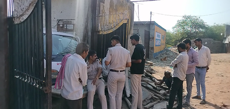 दिल्ली संगम विहार में 40 साल के व्यक्ति की गोली मारकर हत्या, आरोपी फरार दिल्ली संगम विहार में 40 साल के व्यक्ति की गोली मारकर हत्या, आरोपी फरार