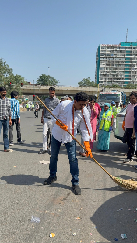 मोदी सरकार के 12 वर्ष पूरे होने पर दिल्ली में मेगा स्वच्छता अभियान, मंत्री कपिल मिश्रा और भाजपा सांसदों ने संभाली कमान मोदी सरकार के 12 वर्ष पूरे होने पर दिल्ली में मेगा स्वच्छता अभियान, मंत्री कपिल मिश्रा और भाजपा सांसदों ने संभाली कमान