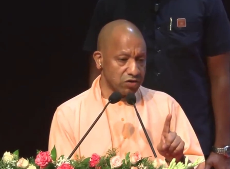 रील बनाने वाले पुलिसकर्मी को सीएम योगी की चेतावनी, बोले- सिस्टम पर ना उठे सवाल रील बनाने वाले पुलिसकर्मी को सीएम योगी की चेतावनी, बोले- सिस्टम पर ना उठे सवाल