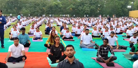 गुजरात गिफ्ट सिटी में अंतरराष्ट्रीय योग दिवस का भव्य आयोजन, 1,500 से अधिक लोगों ने लिया भाग गुजरात गिफ्ट सिटी में अंतरराष्ट्रीय योग दिवस का भव्य आयोजन, 1,500 से अधिक लोगों ने लिया भाग