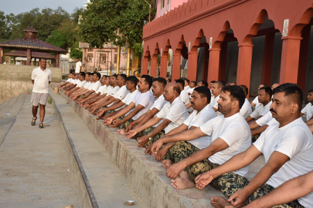 जम्मू अंतरराष्ट्रीय योग दिवस से पहले चिनाब नदी के तट पर जागरूकता सत्र, बीएसएफ के जवानों ने किया अभ्यास जम्मू अंतरराष्ट्रीय योग दिवस से पहले चिनाब नदी के तट पर जागरूकता सत्र, बीएसएफ के जवानों ने किया अभ्यास