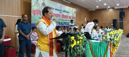 बिहार खेत बचाओ अभियान में कृषि मंत्री विजय सिन्हा ने किसानों को प्राकृतिक खेती अपनाने की सलाह दी बिहार खेत बचाओ अभियान में कृषि मंत्री विजय सिन्हा ने किसानों को प्राकृतिक खेती अपनाने की सलाह दी