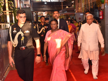 ओंकारेश्वर आगमन पर राष्ट्रपति द्रौपदी मुर्मु का स्वागत, ज्योतिर्लिंग के किए दर्शन ओंकारेश्वर आगमन पर राष्ट्रपति द्रौपदी मुर्मु का स्वागत, ज्योतिर्लिंग के किए दर्शन
