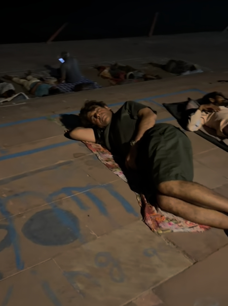 Sunil Grover sleeps on the road near a riverbank amidst many devotees Sunil Grover sleeps on the road near a riverbank amidst many devotees